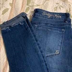 Dark skinny jeans with holes